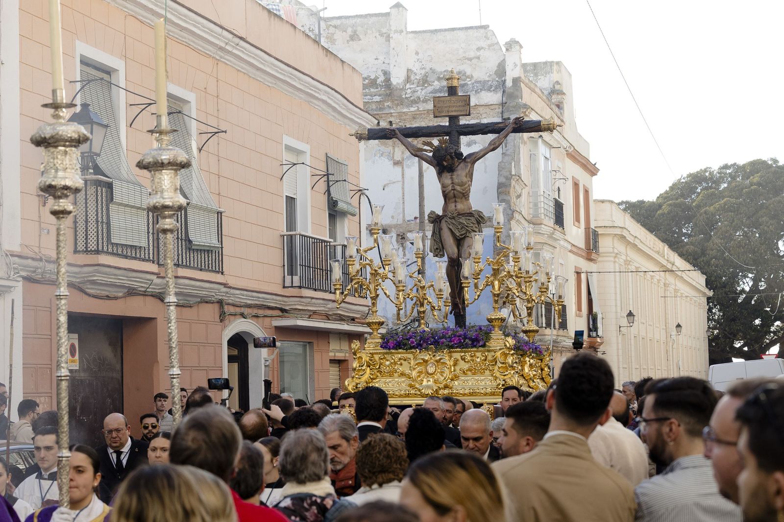 Las imágenes del vía crucis del Cristo de la Misericordia, de la hermandad de La Palma, a la Catedral