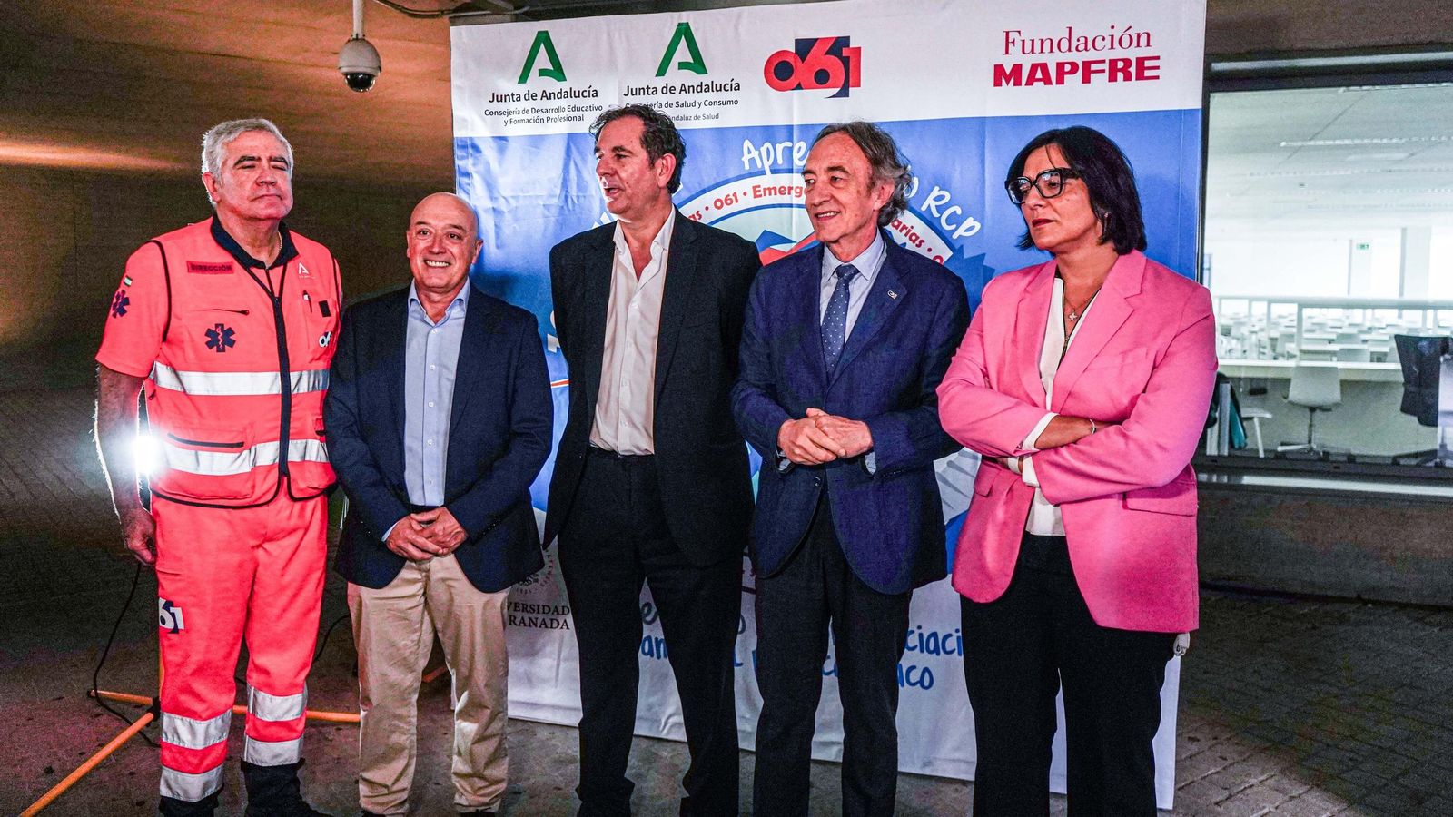 El delegado de Salud, Indalecio Sánchez, la delegada de Desarrollo Educativo, María José Martín, acompañados del director del 061 de Granada, Eladio Gil