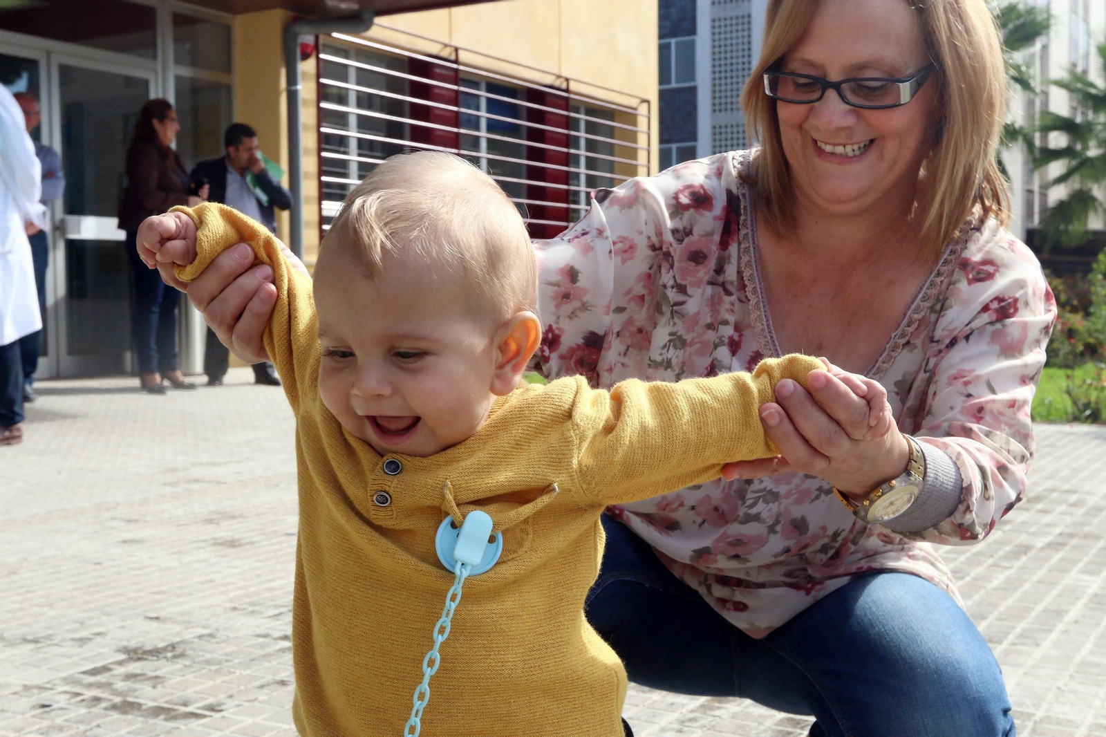 La abuela que donó parte de su hígado a su nieto (ambos en la imagen) en junio de 2015