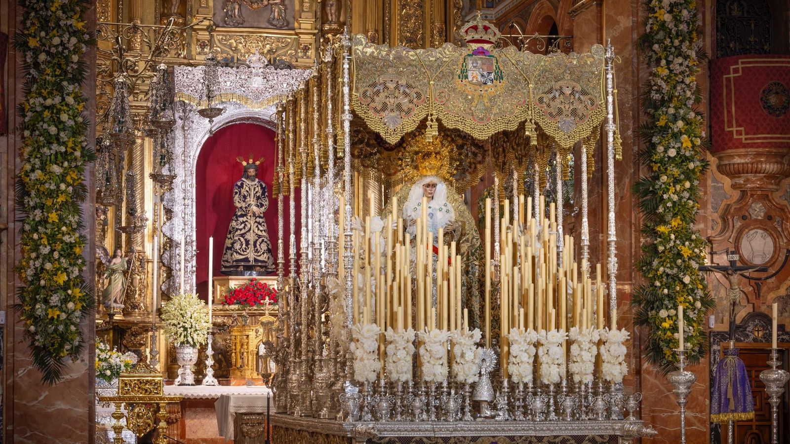 La Macarena, en su paso de palio con el manto de la coronación