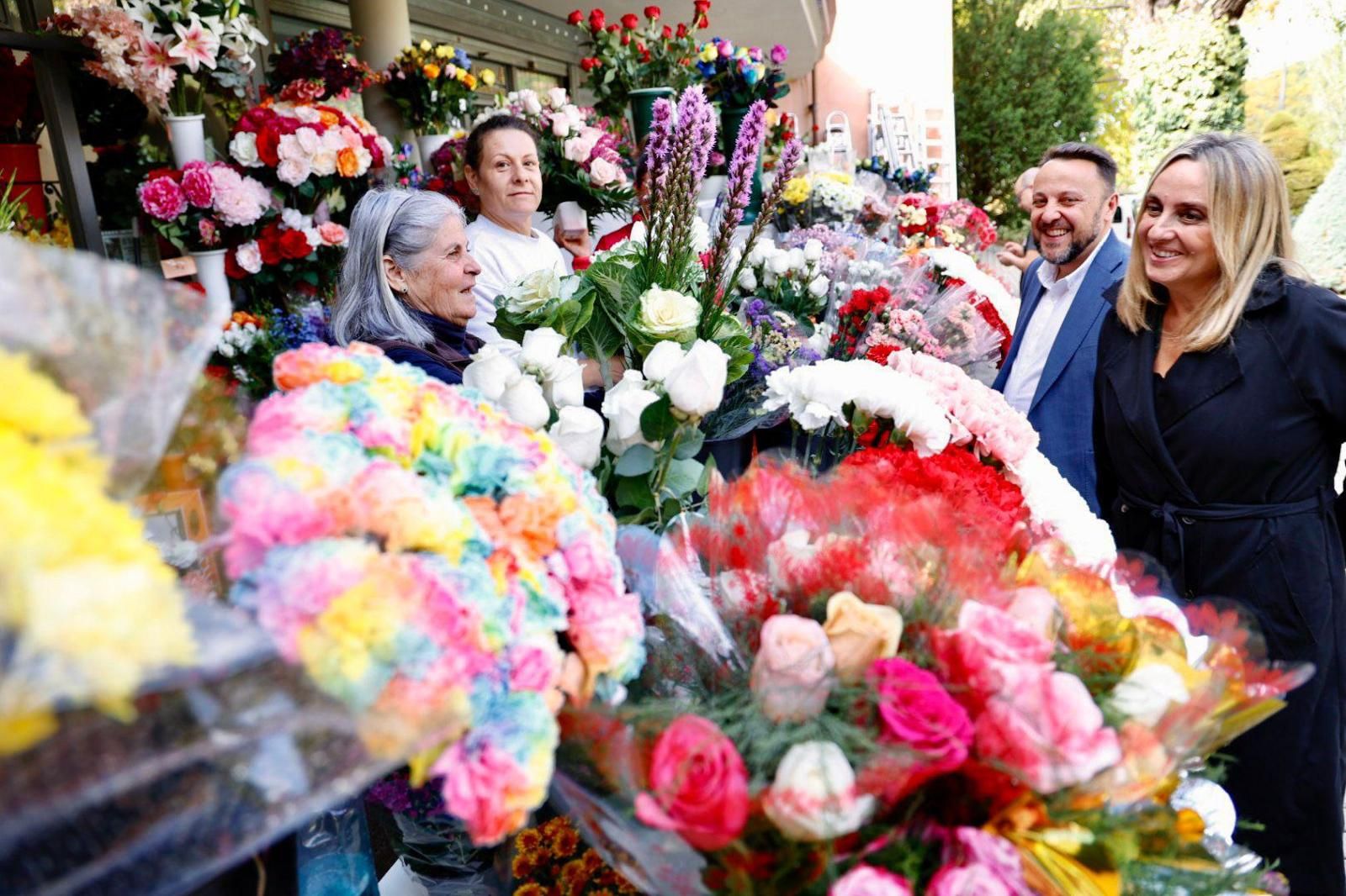 Visita de la alcaldesa al cementerio.