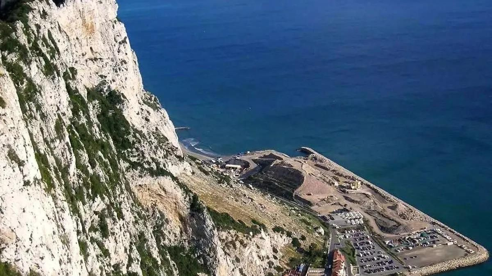 Zona en la que se está produciendo el rellenado, según los ecologistas. Zona en la que se está produciendo el rellenado, según los ecologistas.