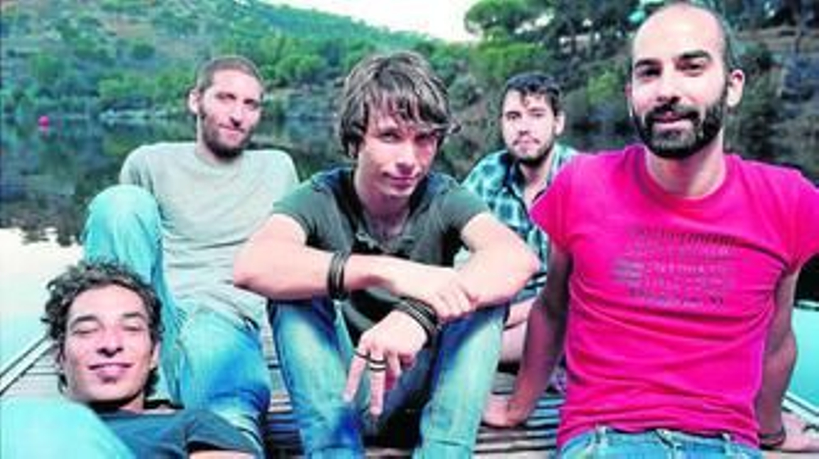 Imagen de los cinco componentes del grupo The Right Ons.