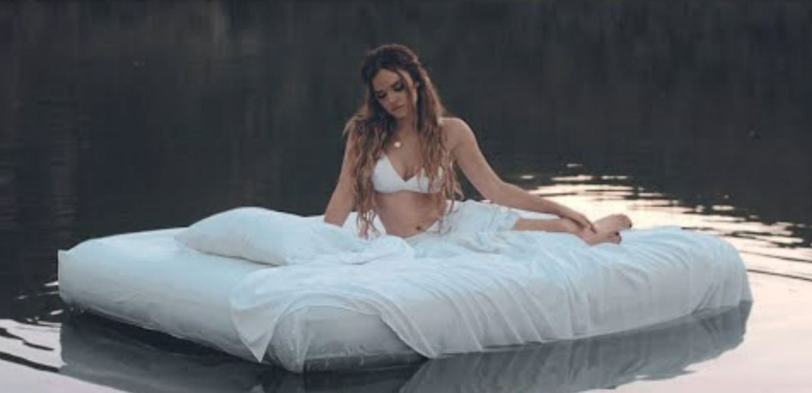 Melody, en un momento del clip.