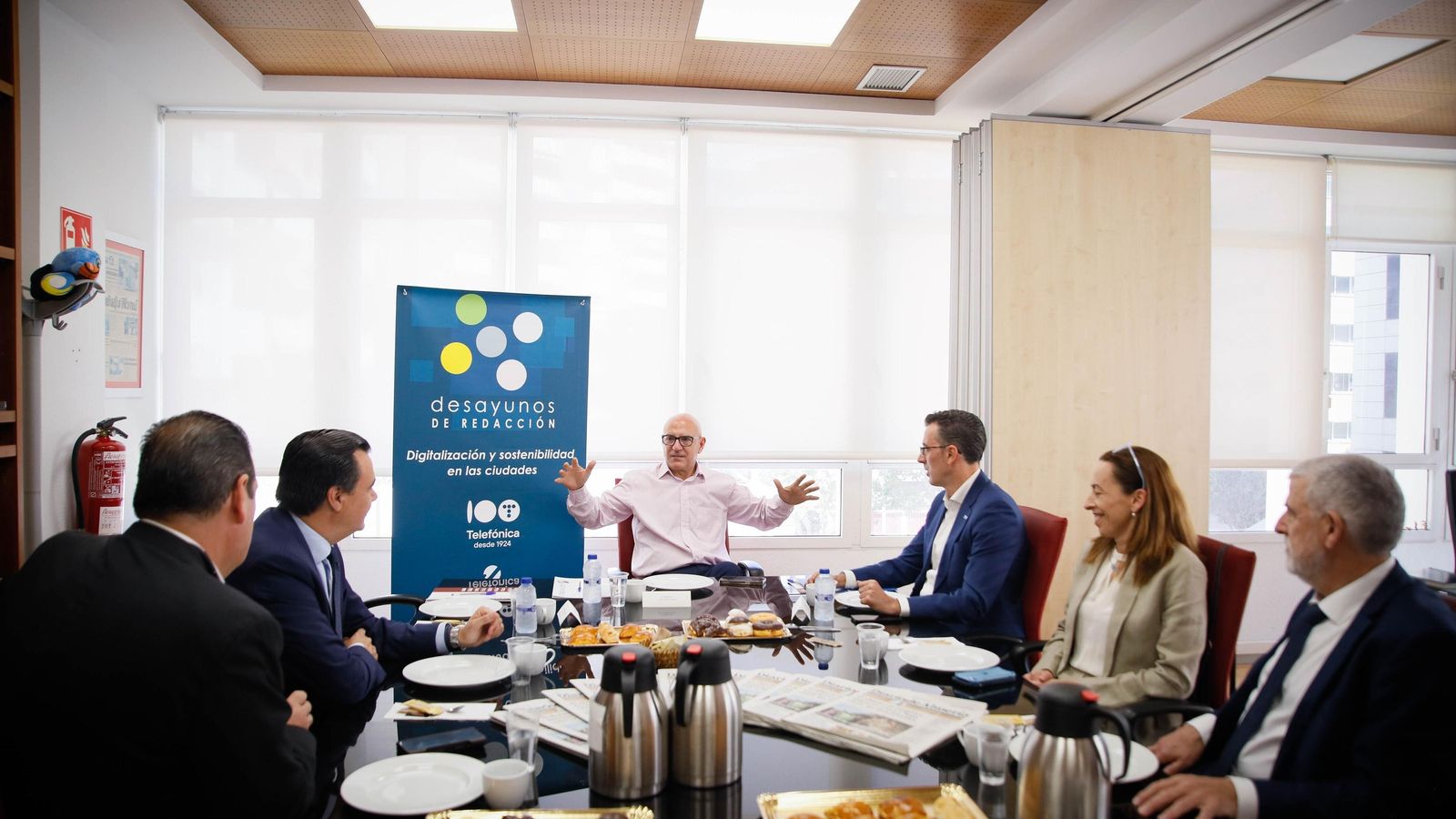 Un momento del desayuno coloquio, moderado por el director de Diario de Almería