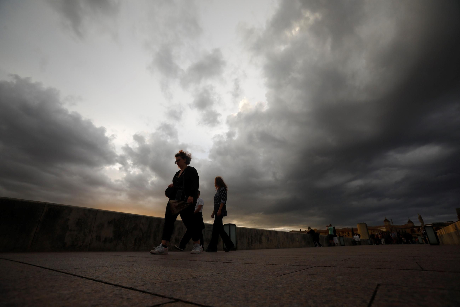 Una nubosa tarde de otoño en Córdoba, en imágenes