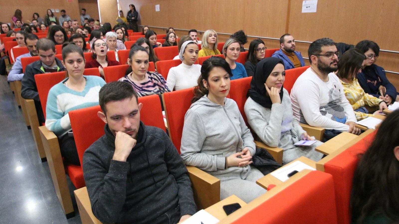Lleno en la Sala de Grados del campus de la UAL que acoge la conferencia