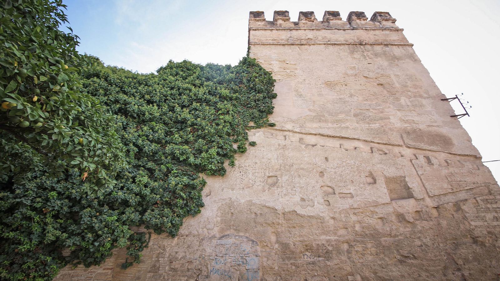 Una de las torres de las murallas de Jerez.