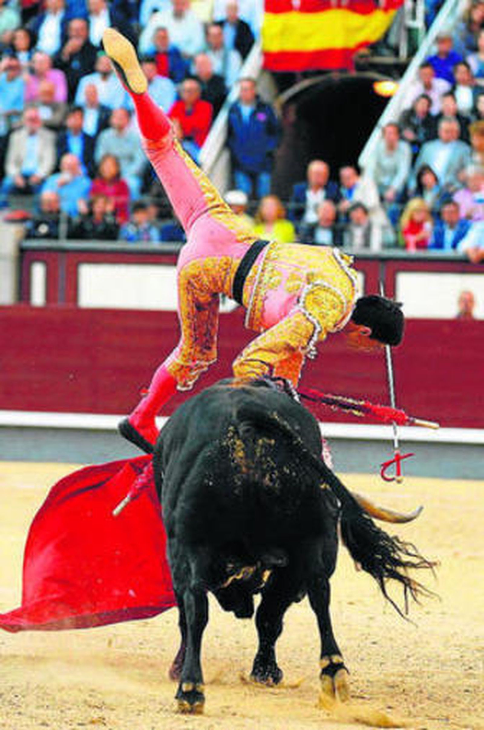 Paco Ureña, cogido durante la lidia del quinto toro, ayer en Las Ventas.