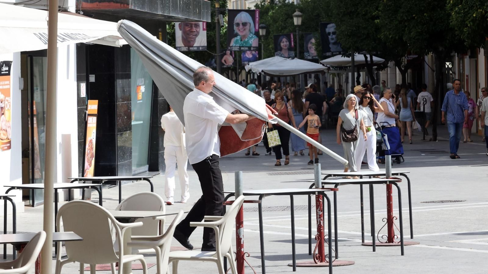 Las sombrillas, como la de este bar en la calle Larga, son necesarias desde primera hora para proteger del calor y del sol.