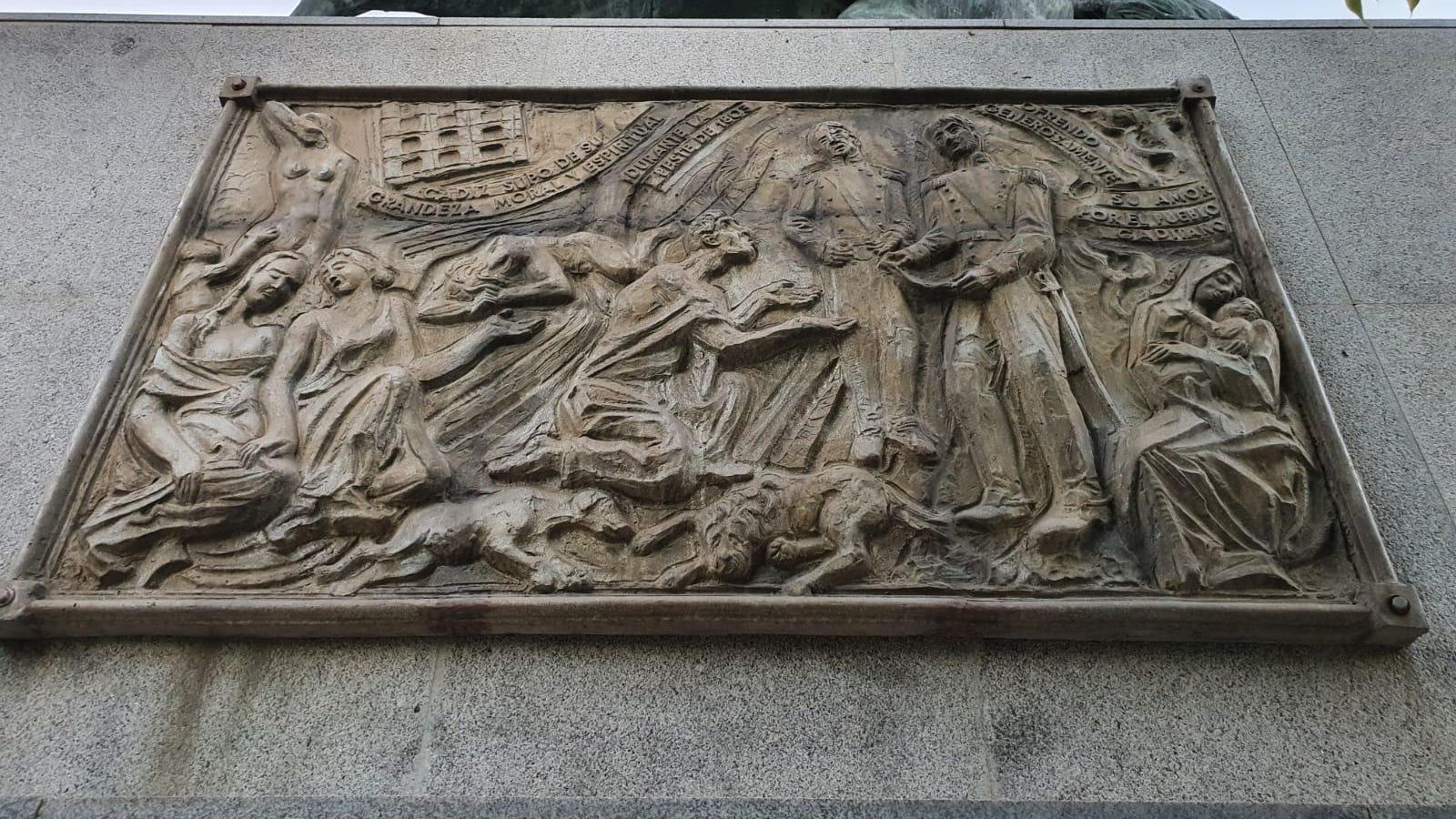 Placa de bronce en el monumento que recuerda la conducta ejemplar durante la epidemia de fiebre amarilla en Cádiz