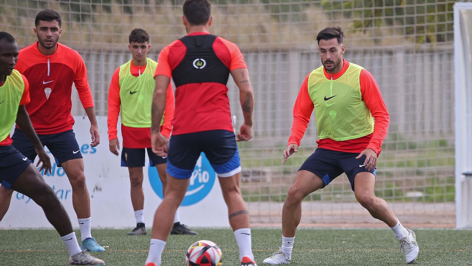 Sardinero mira el balón en un ejercicio de entrenamiento.