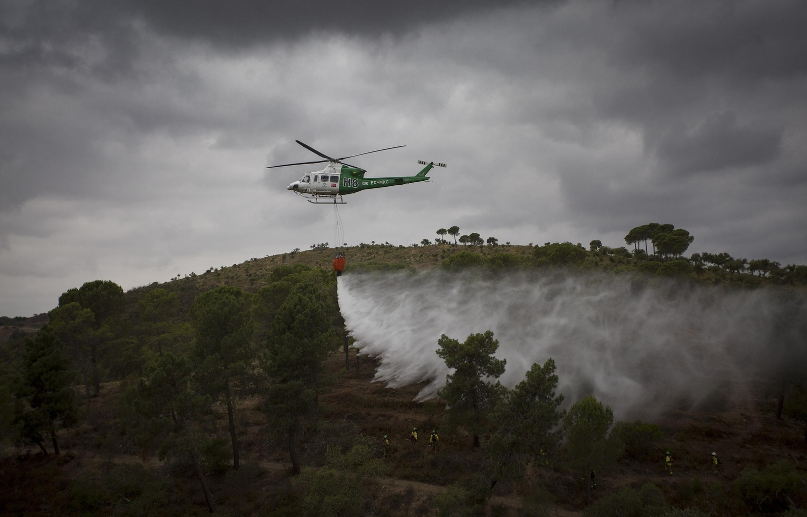 Ejercicio contra incendios en la base Brica de Madroñalejo, en Aznalcóllar