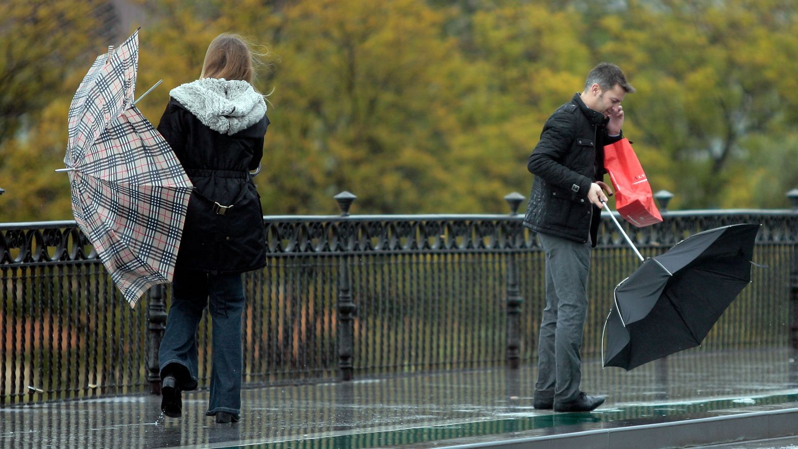 Una jornada de lluvia y viento en Sevilla