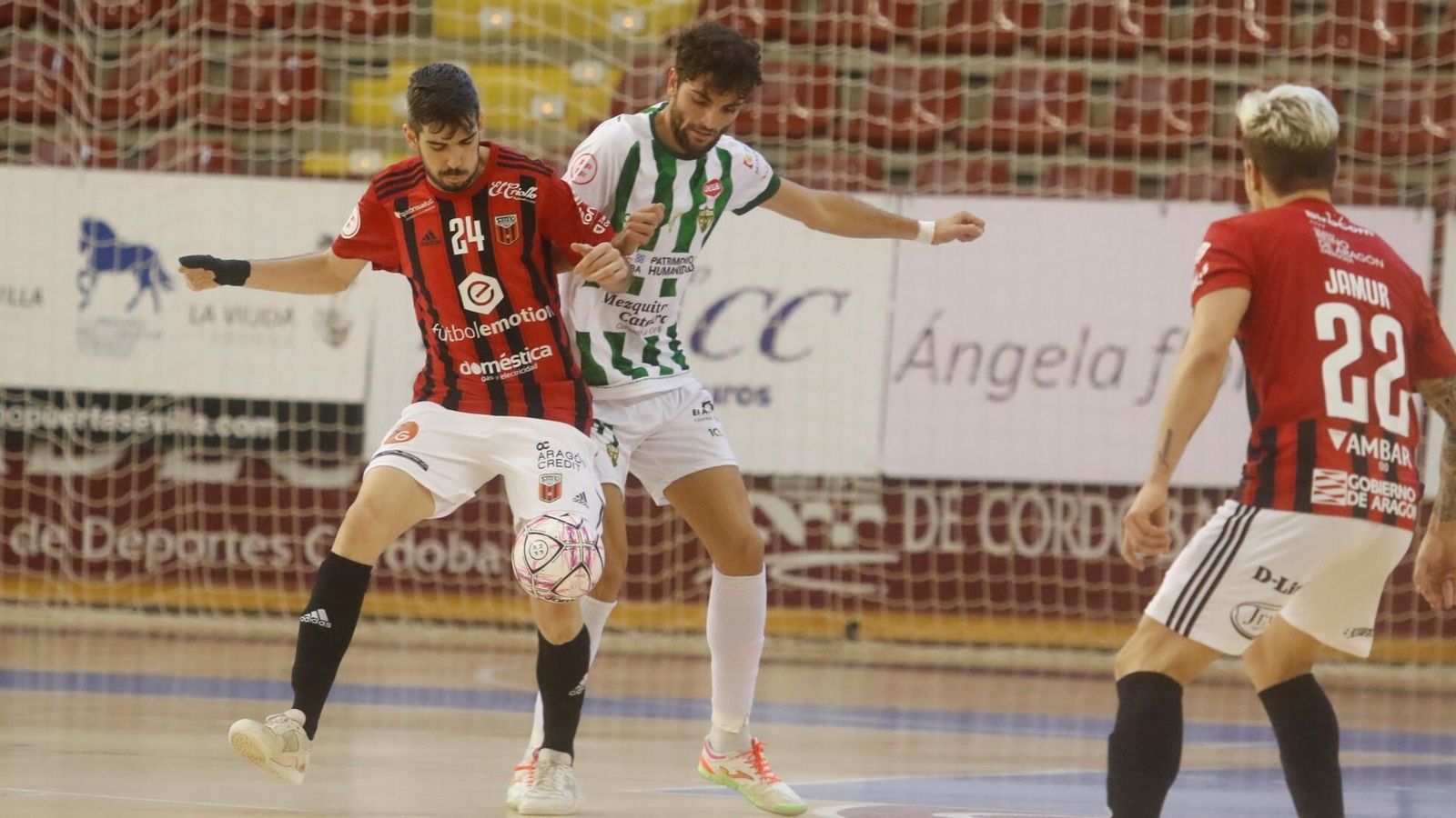 Zequi lucha para recuperar un balón en el duelo ante el Fútbol Emotion Zaragoza.