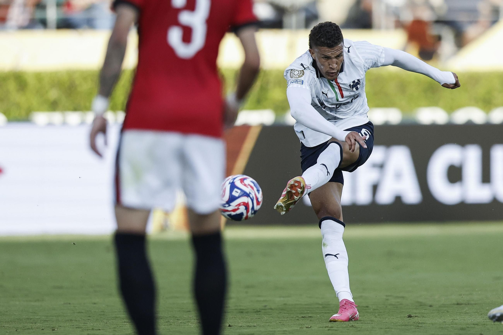 Nelson Deossa dispara a portería en un encuentro del Monterrey.