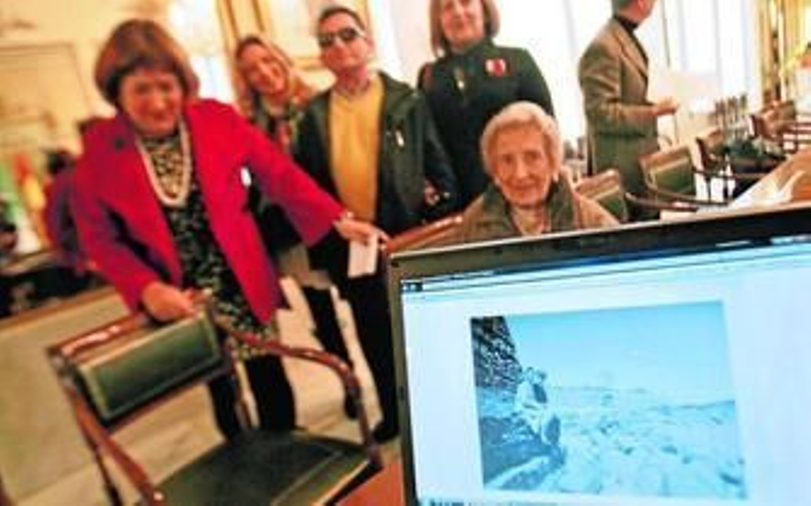 La familia de Josefa Jiménez Cisneros posa ante una fotografía de la arqueóloga desaparecida.