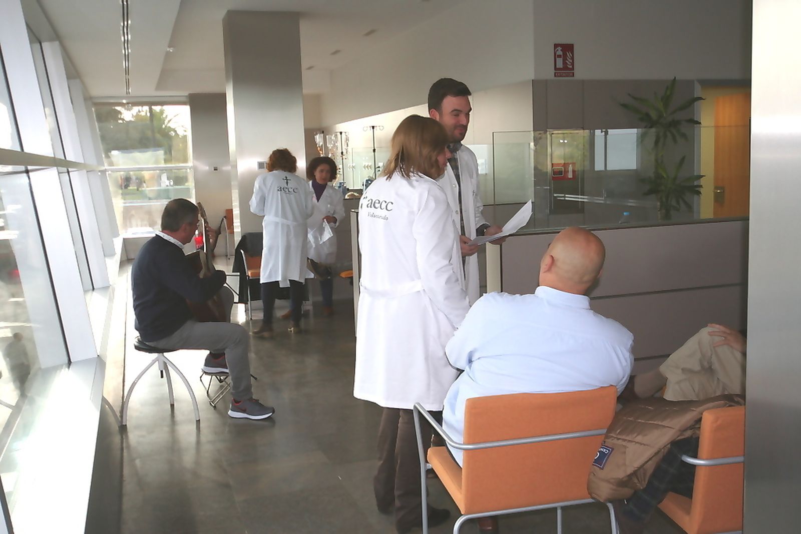 Voluntarios de la AECC en el Hospital San Juan de Dios.