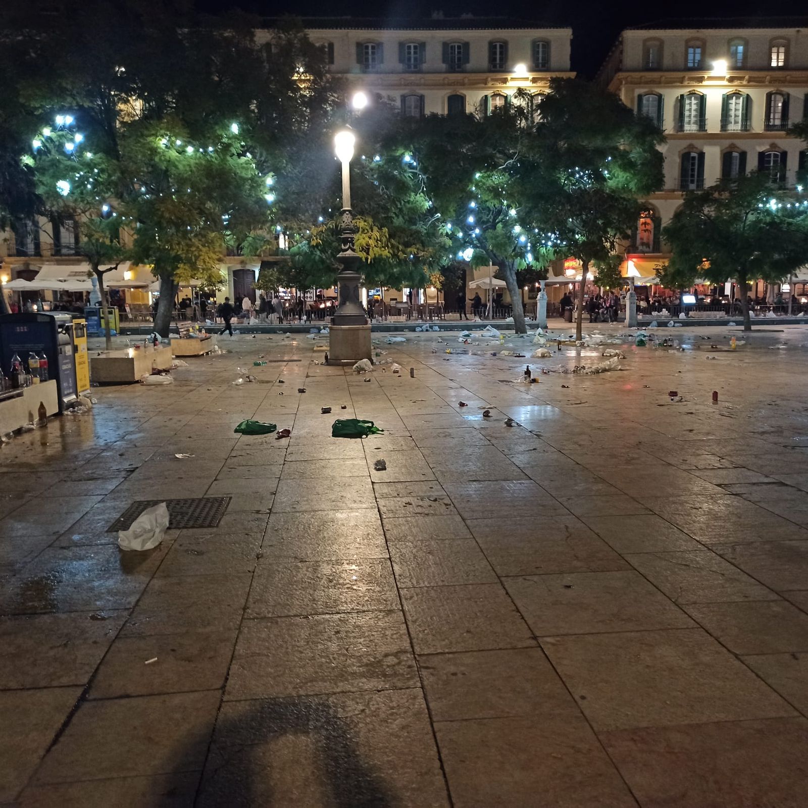 La plaza de la Merced de Málaga, con Picasso, llena de basura tras el paso de los ultras del Atlético