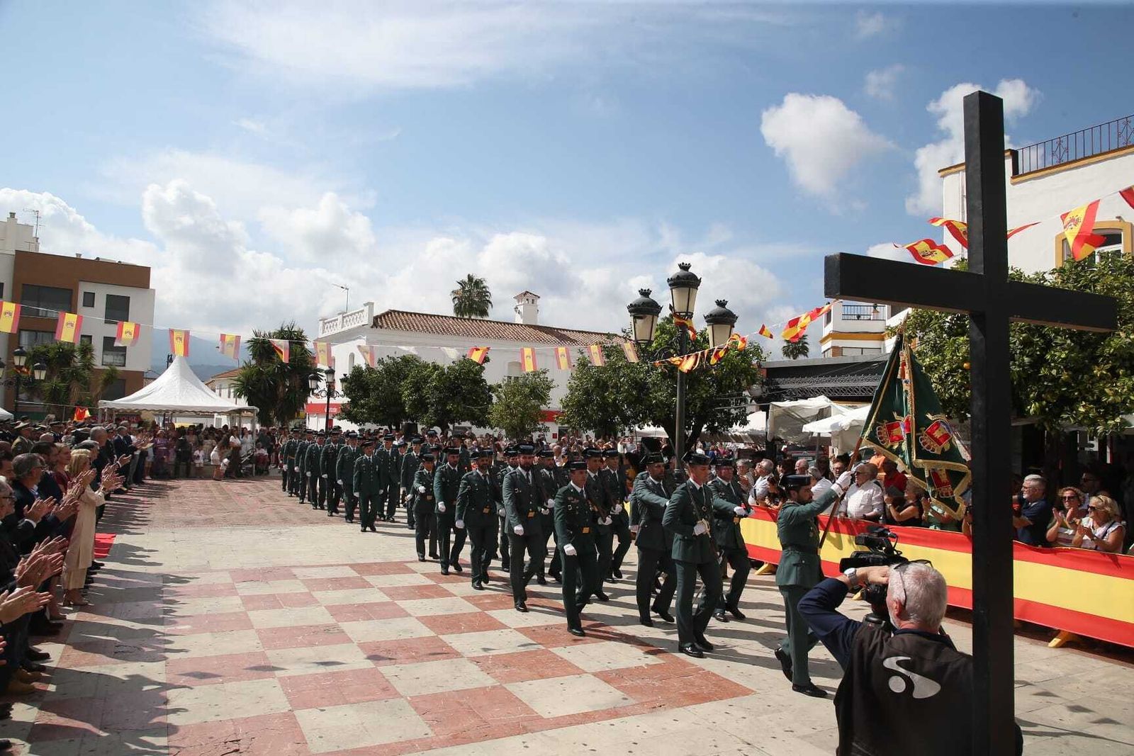 Un momento del desfile militar de la Guardia Civil en el Paseo de la Constitución de Los Barrios.