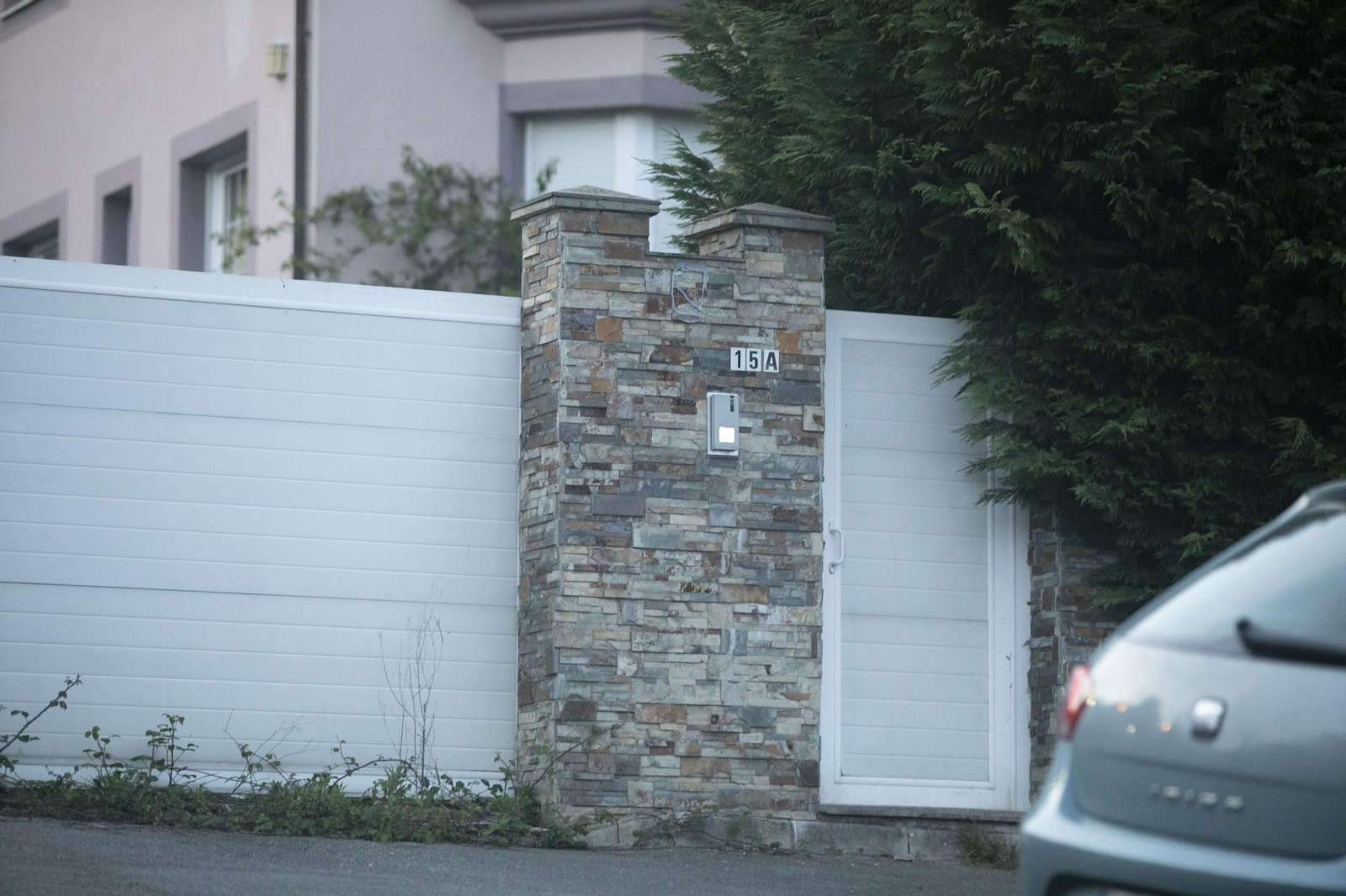 La 'casa de los horrores' en la que unos padres tuvieron encerrados entre basuras a sus hijos cuatro años. La 'casa de los horrores' en la que unos padres tuvieron encerrados entre basuras a sus hijos cuatro años.