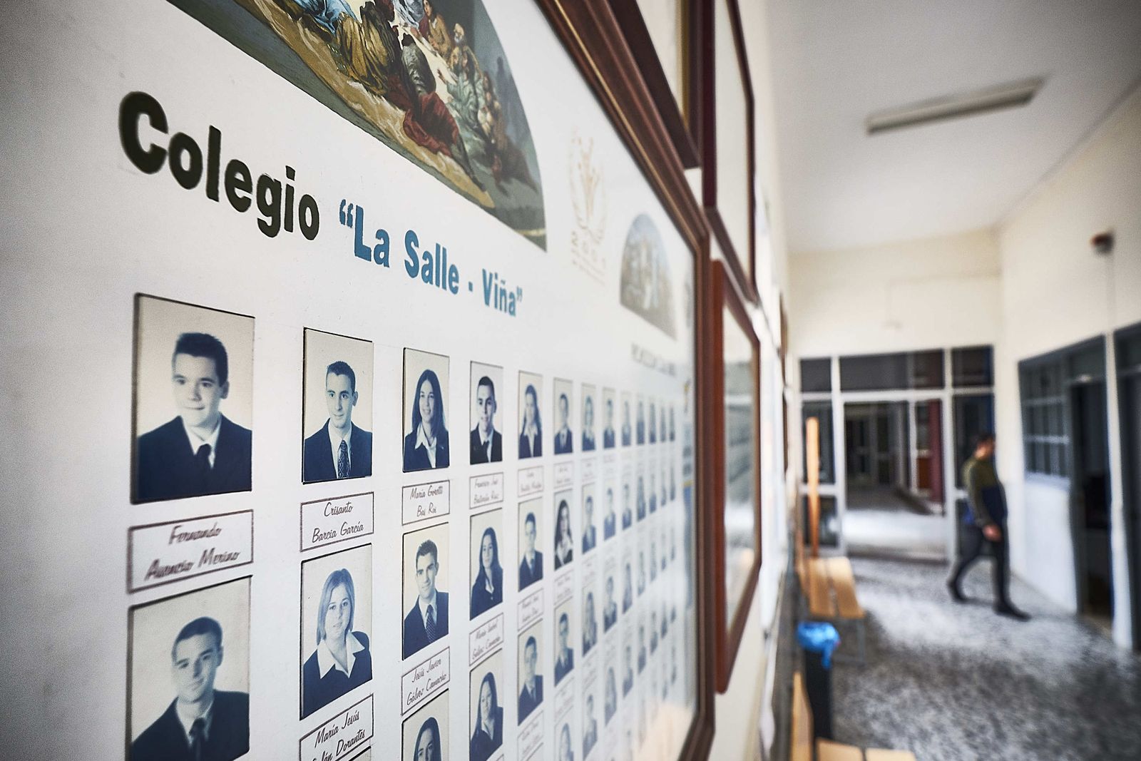 Las orlas de los antiguos alumnos cuelgan de los pasillos del colegio La Salle-Viña.