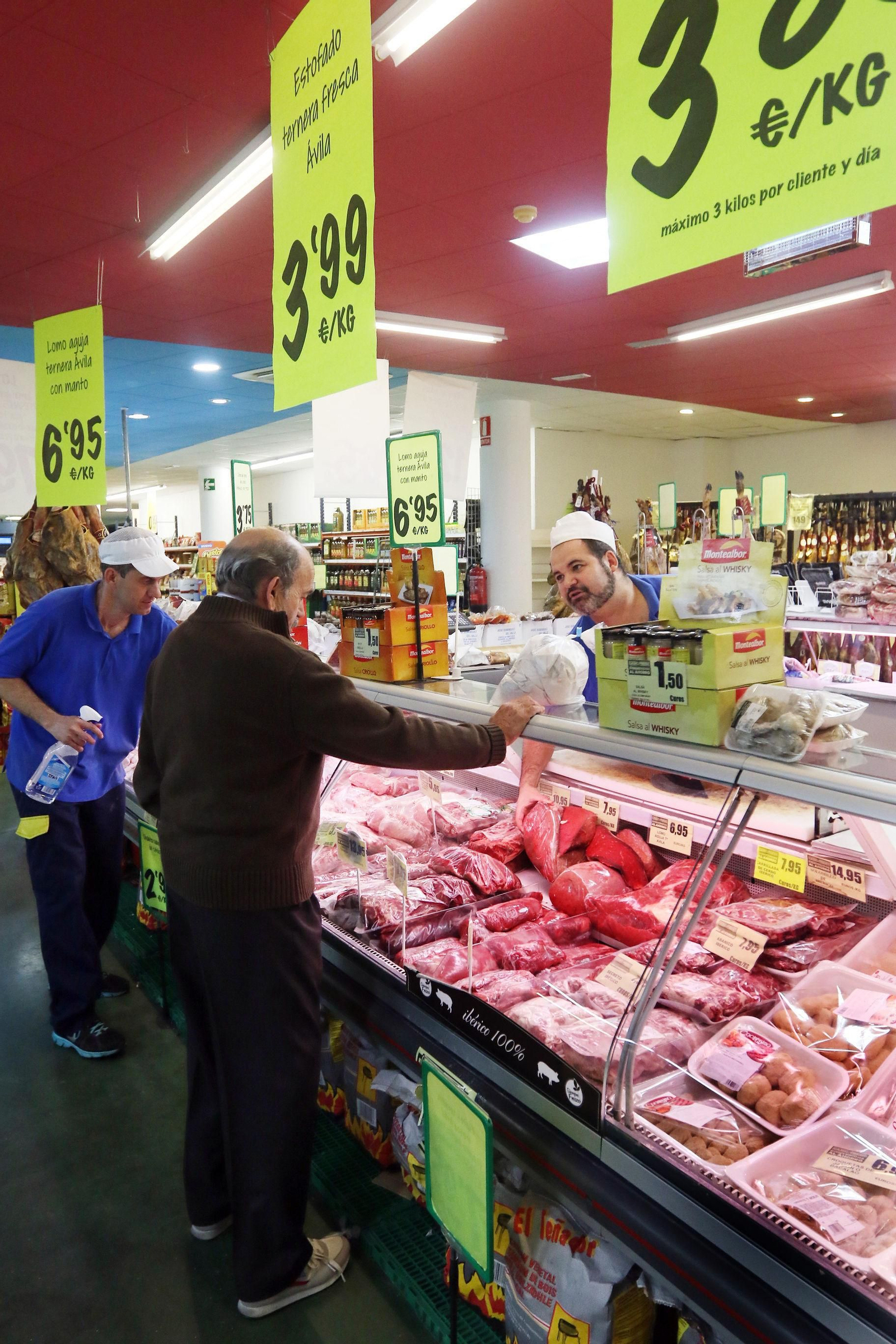 Sección de carnicería del Cash Fresh de Arroyo del Moro.