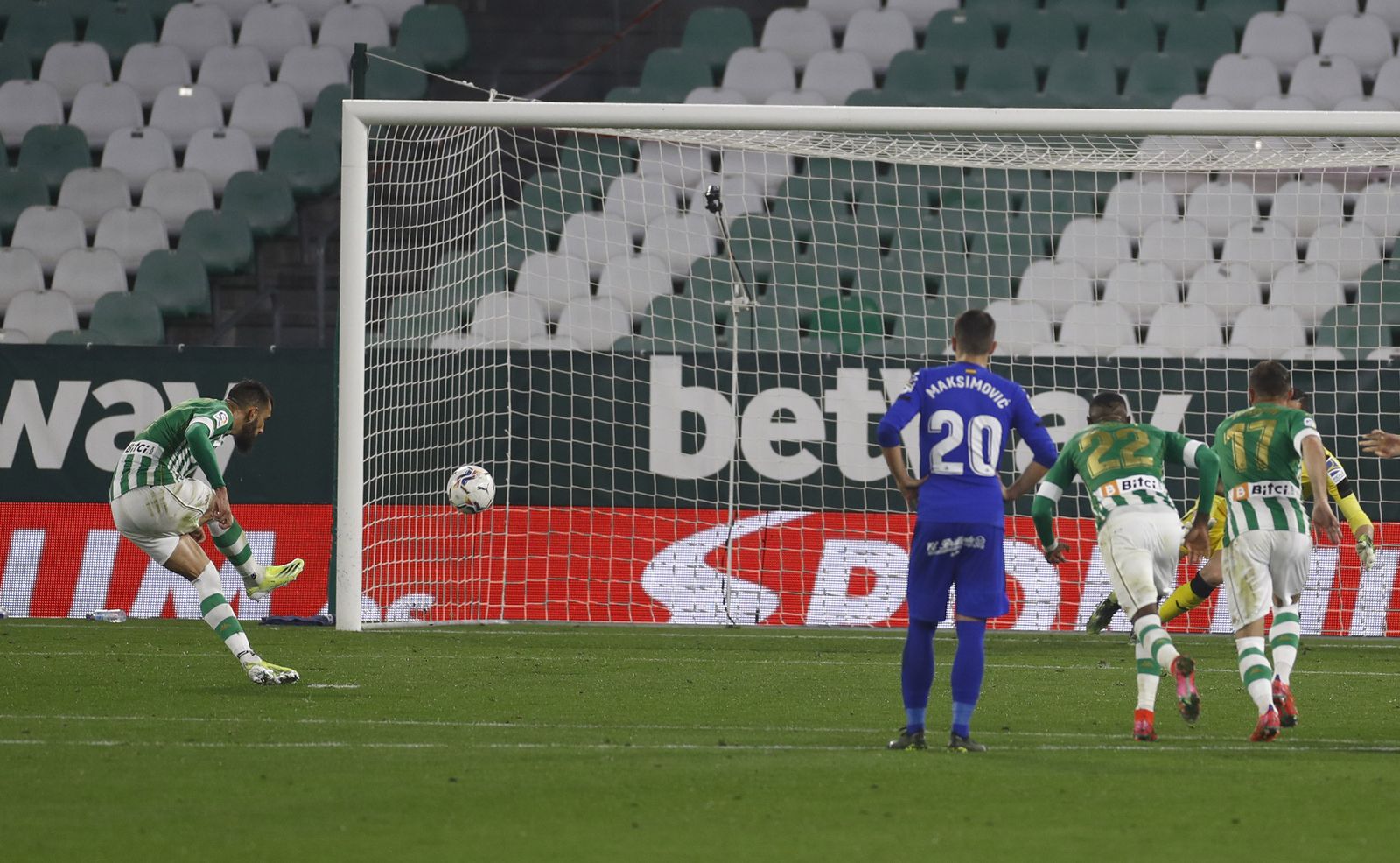 Borja Iglesias transforma el penalti del 1-0.