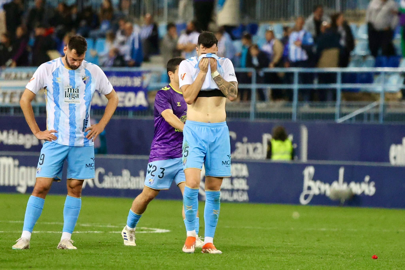 Algunos jugadores tras la derrota con el Zaragoza.