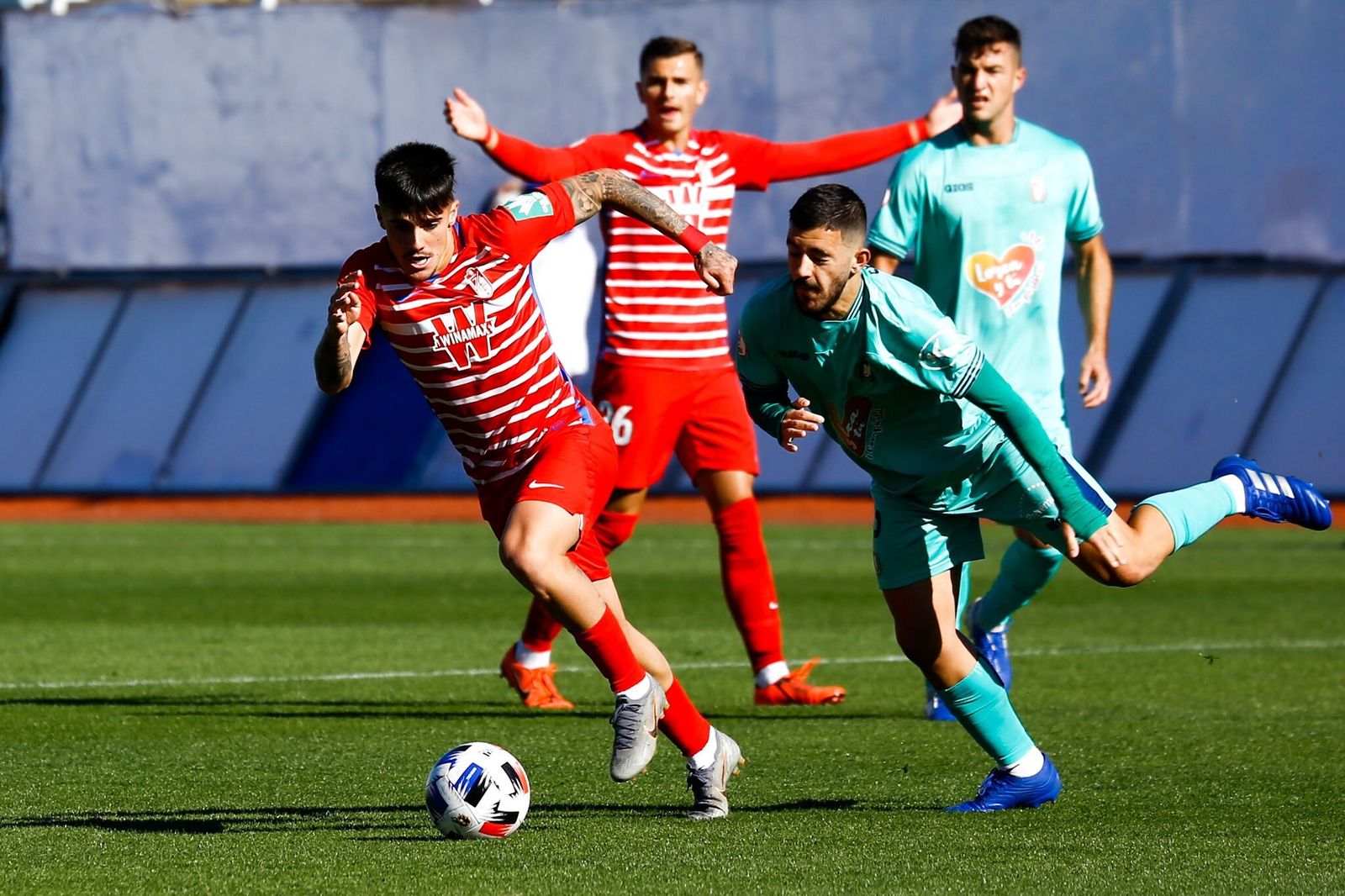 Echu intenta zafarse de un rival.