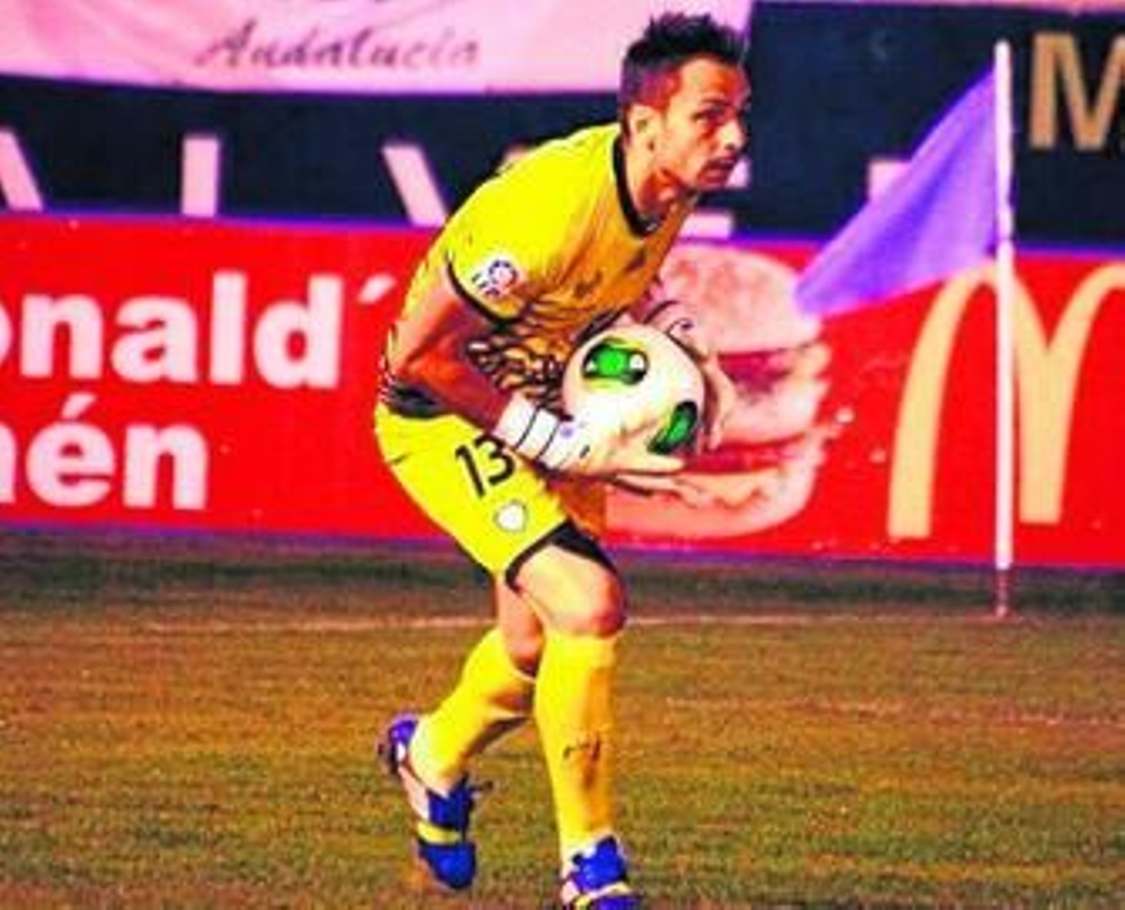 René sostiene el balón en un encuentro con el Jaén.