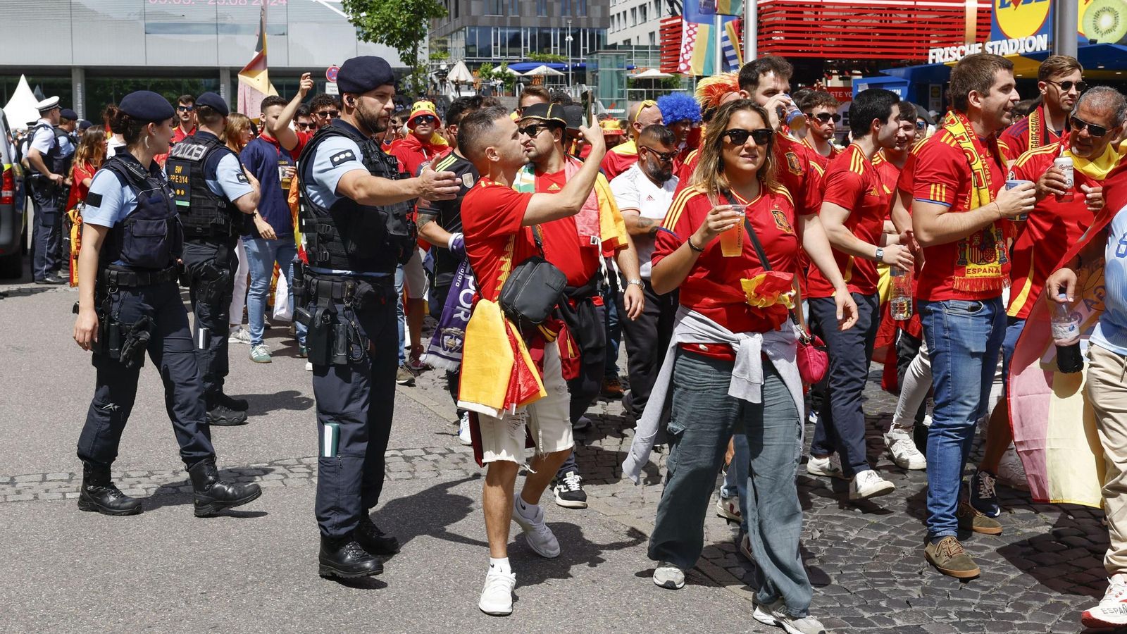 Las fotos de la afición española en Stuttgart antes del España - Alemania