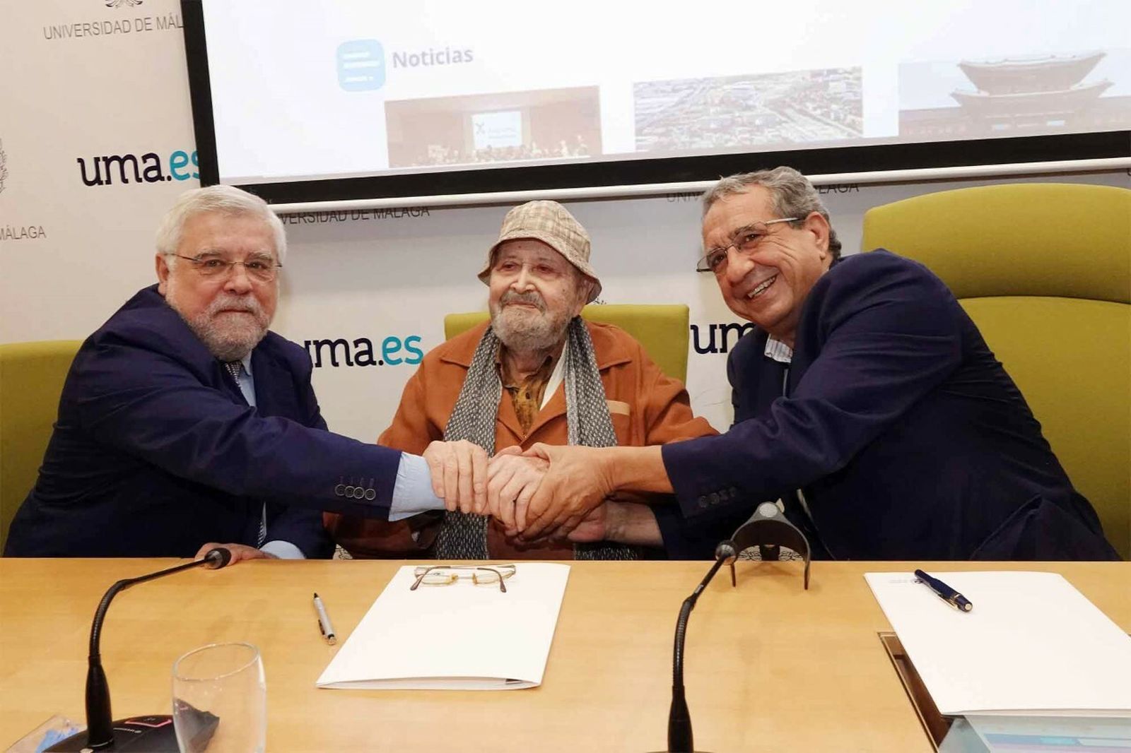 José Manuel Cabra de Luna, Julio Diamante y José Ángel Narváez tras la firma de la donación.
