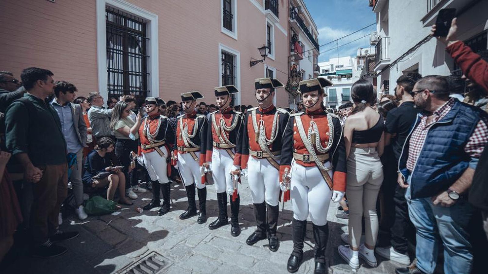Escolta de gala de la Agrupación Virgen de los Reyes