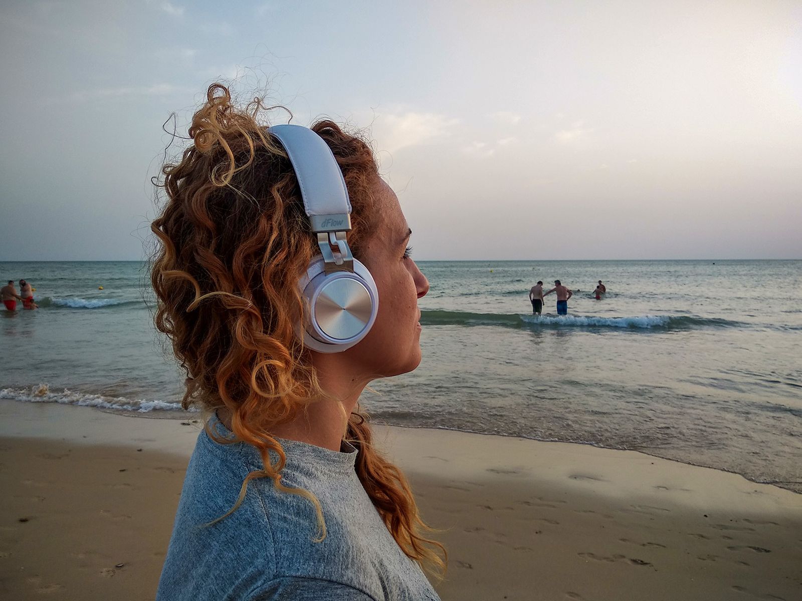 Los cascos de diadema garantizan un mejor sonido.