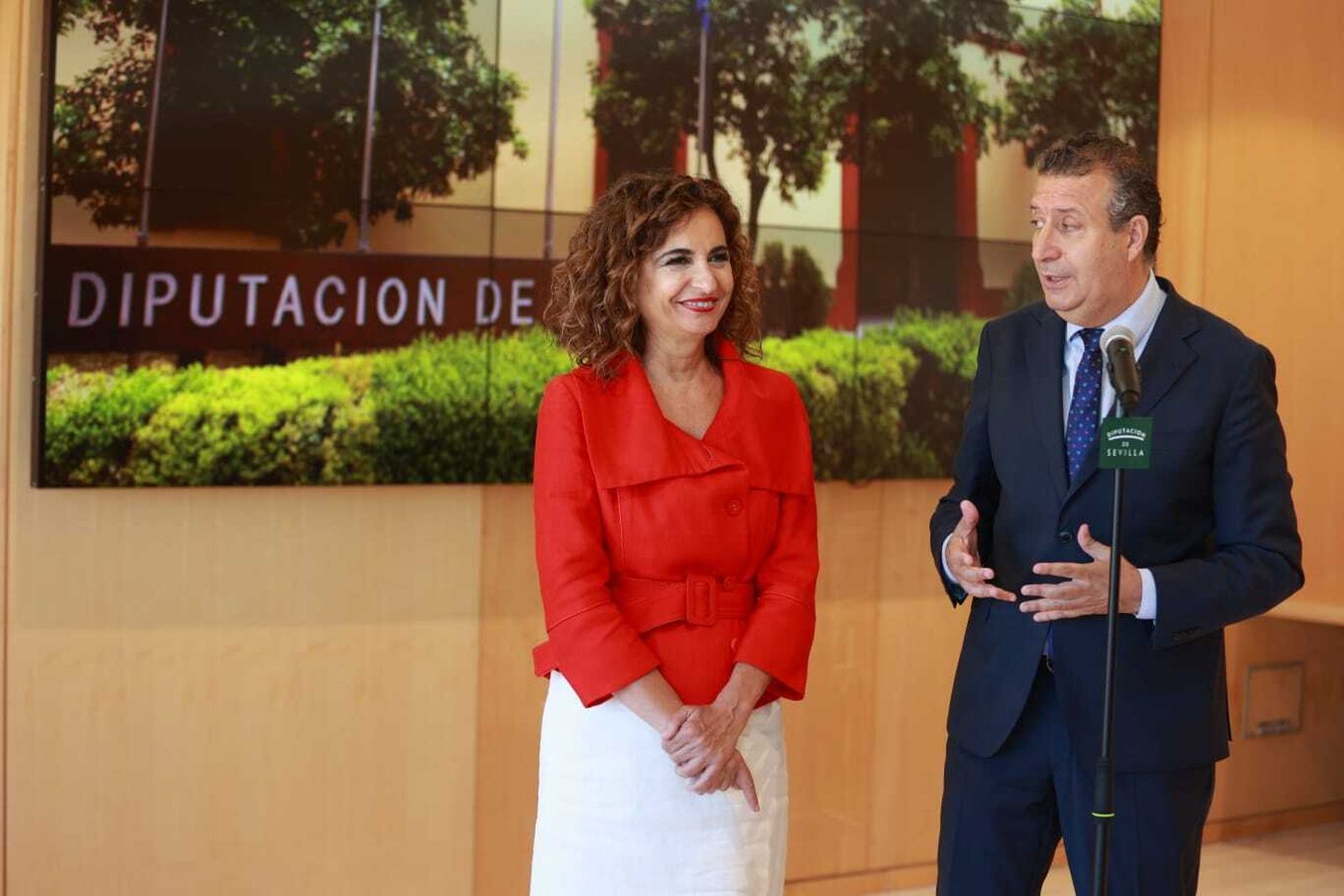 La visita de María Jesús Montero a la Diputación, primer acto institucional del nuevo presidente