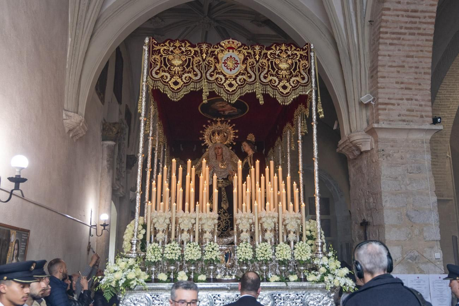 La temida lluvia impide el desarrollo normal de este Martes Santo