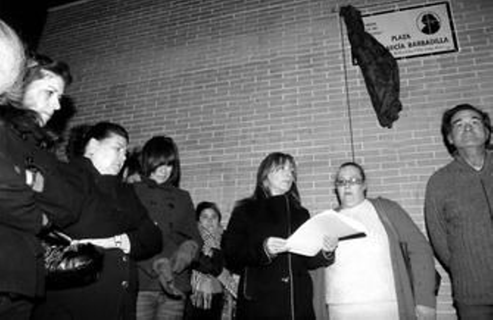 La alcaldesa recordó la vida de Josefa García, rodeada de sus hijos, que no pudieron contener la emoción, ayer en el Polígono de San Benito.