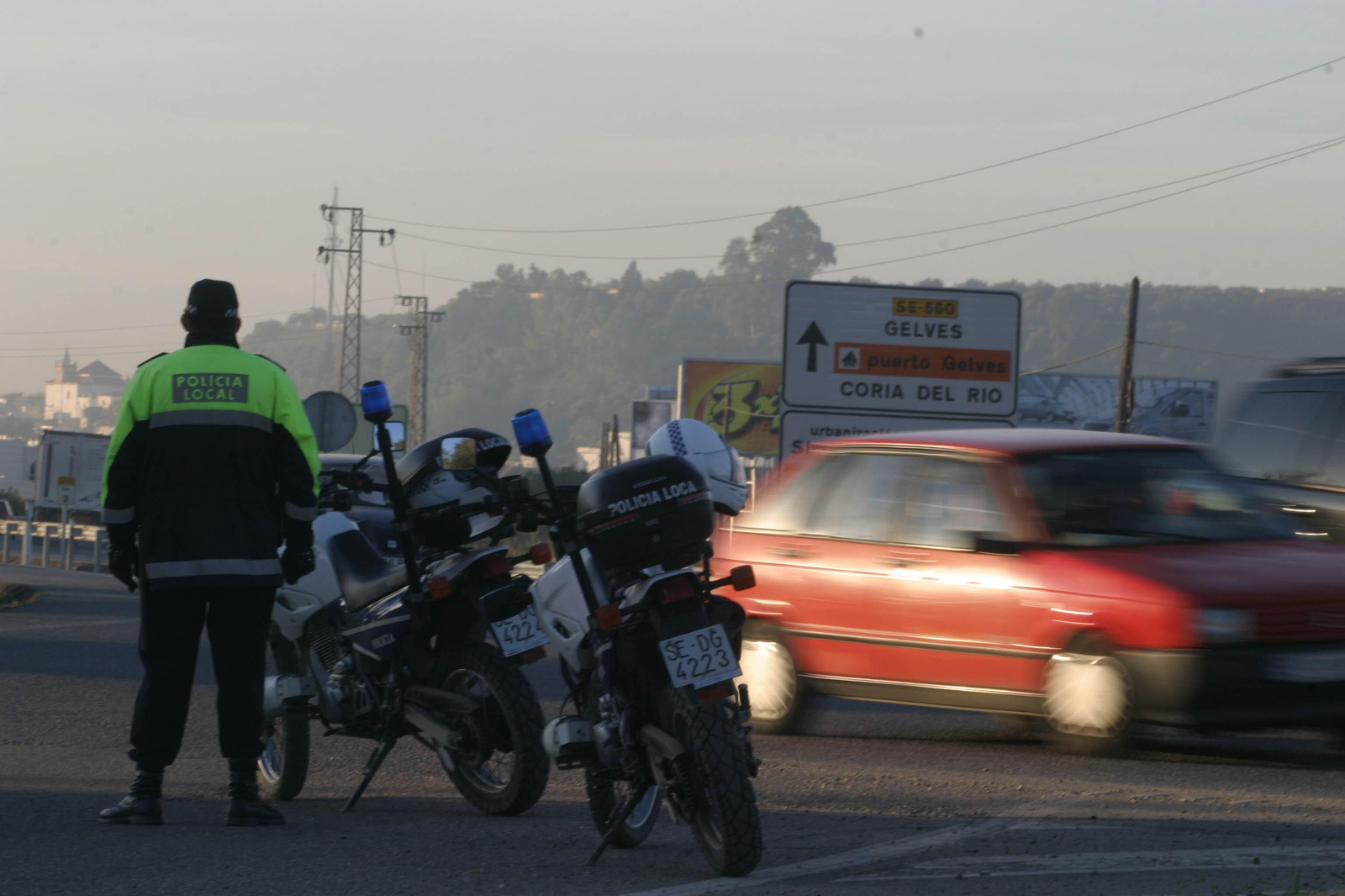 Un control de la Policía Local en el puente viejo de San Juan de Aznalfarache.
