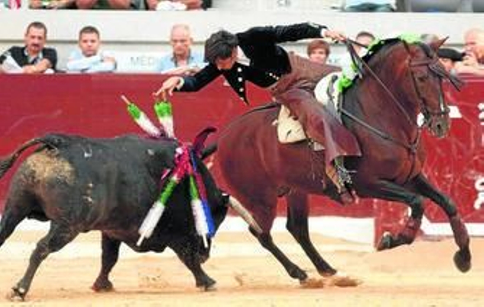Diego Ventura, en una banderilla a su primer toro. Diego Ventura, en una banderilla a su primer toro.
