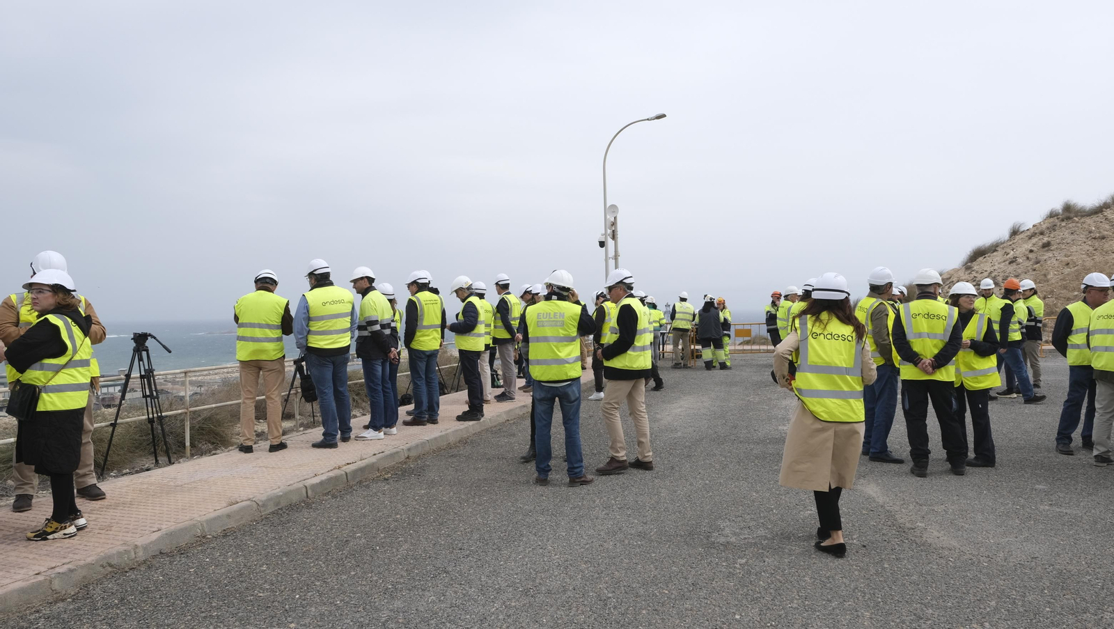 El derribo de la Torre Litoral de Endesa en Carboneras, en imágenes