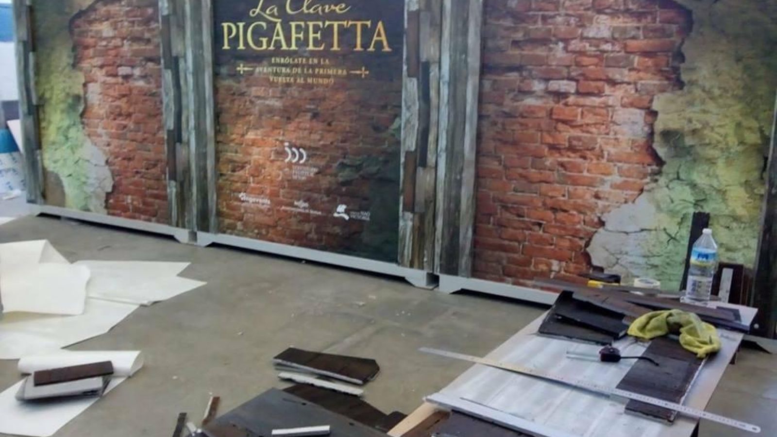 'La Clave Pigafetta' está instalada en la Plaza Nueva de Sevilla.