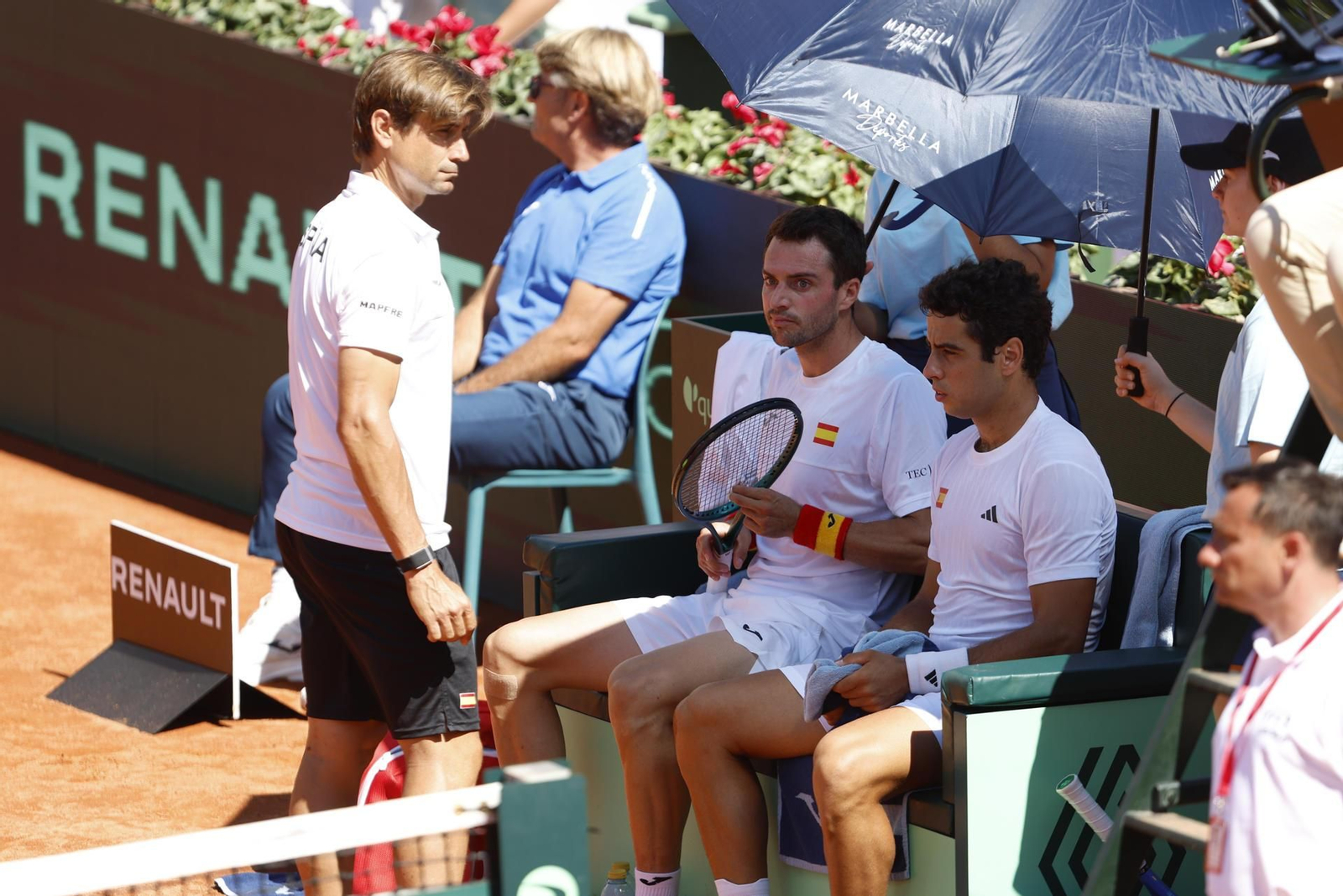 Pedro Martínez y Jaume Munar dan vida a España en la Copa Davis (1-6, 6-3 y 6-2)