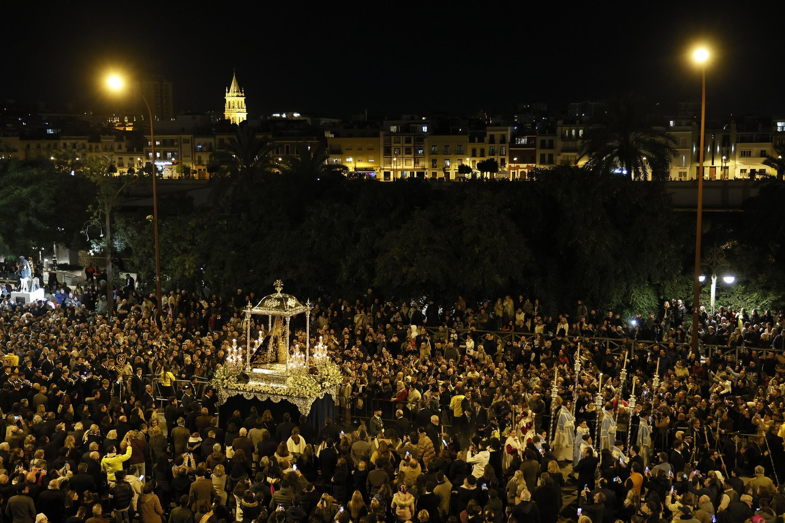 El paso de la Magna de Sevilla por el Paseo de Colón