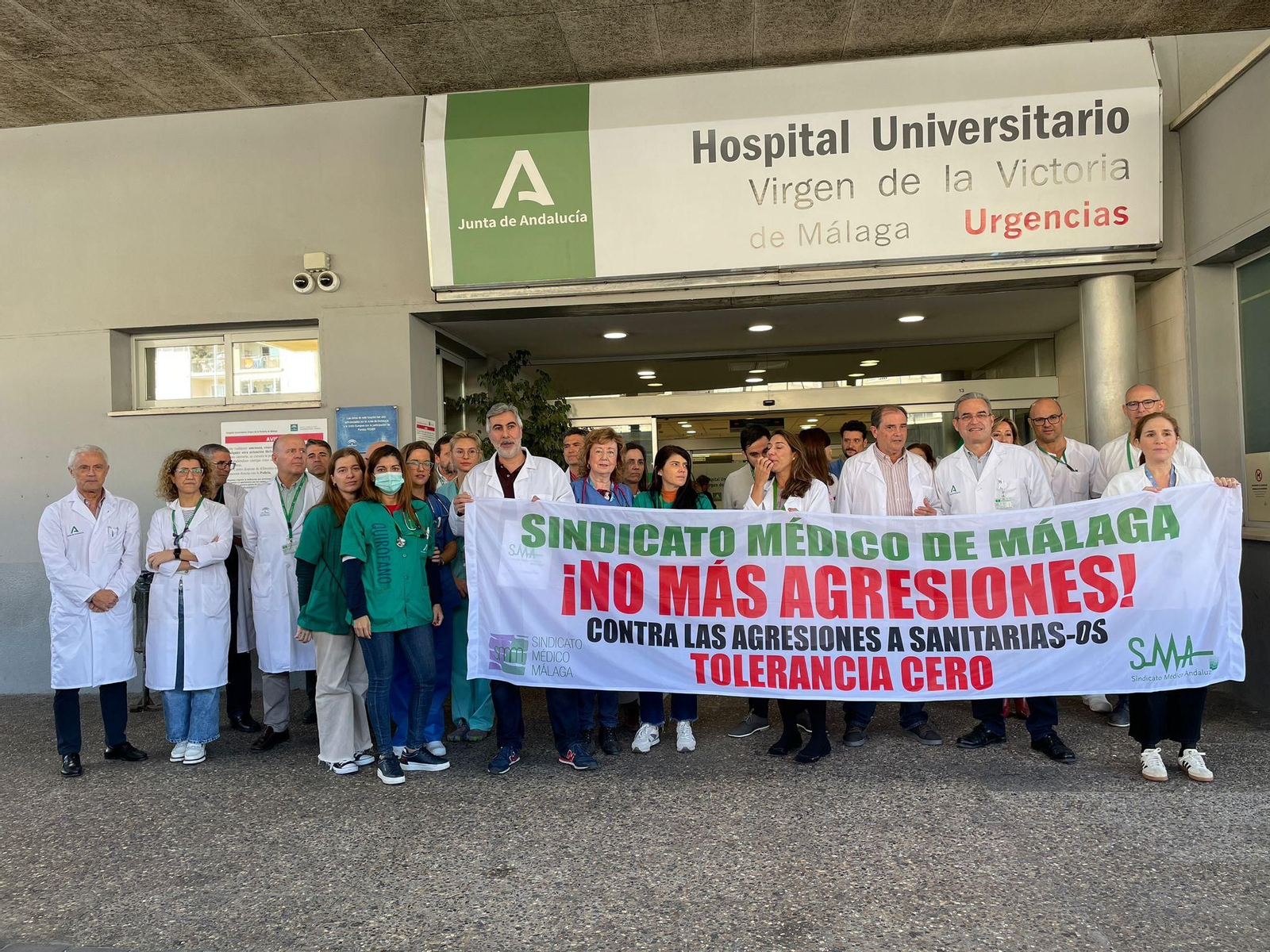 Profesionales del Clínico, este martes, concentrados para condenar la agresión a la facultativa.