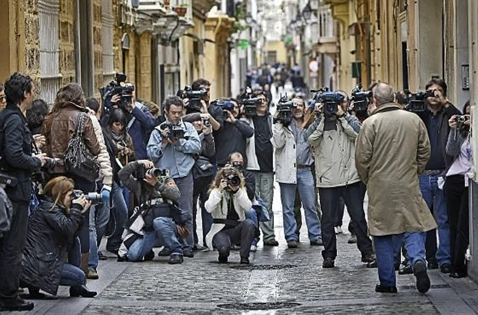 Pérez-Reverte realizó un recorrido por las localizaciones de su última novela, ambientada en el Cádiz de 1811. /Julio González
