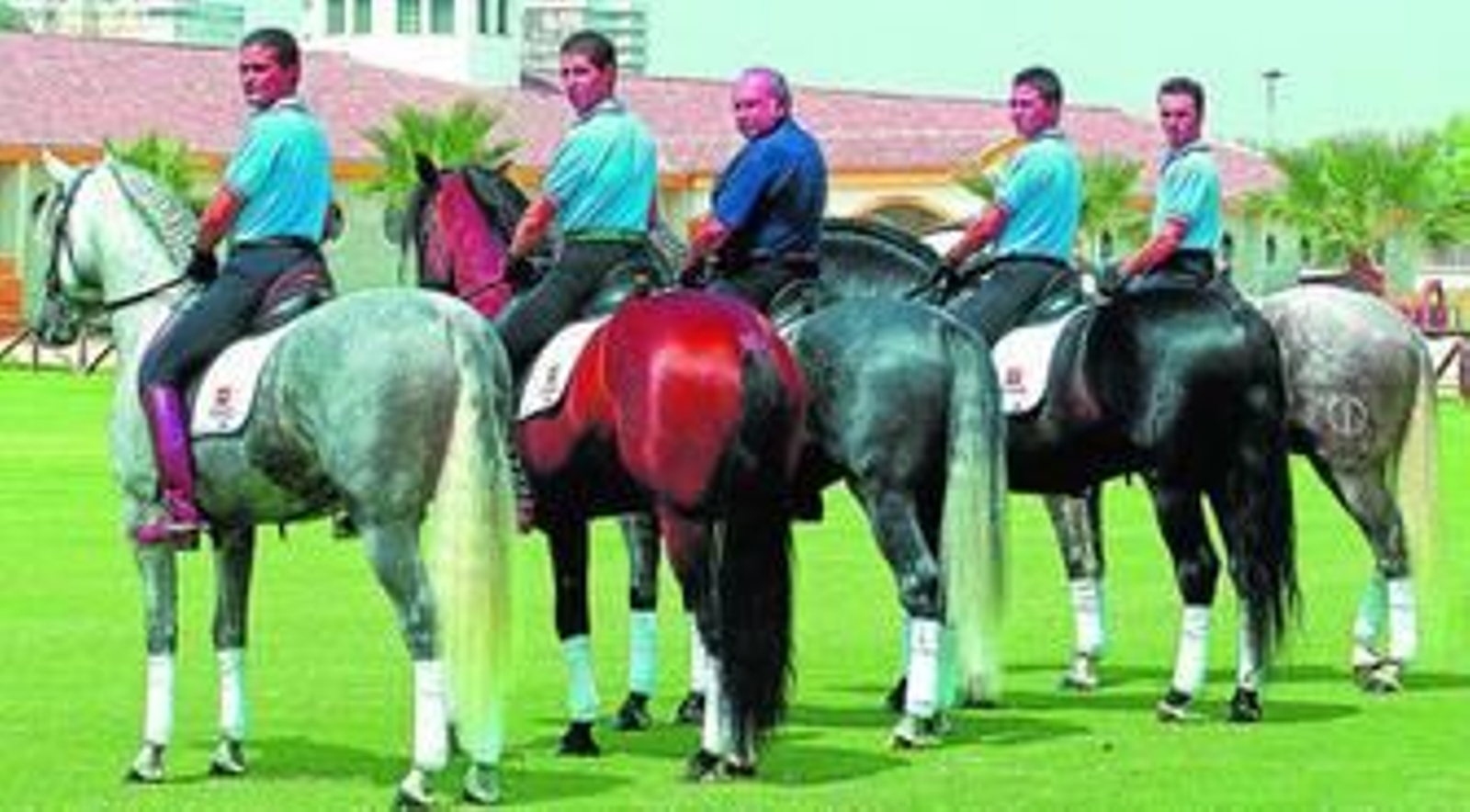 Álvaro Domecq, uno de los fichajes 'estrellas' de la Ancce para el centro de Jerez, junto a jinetes del CAR en Chapín.