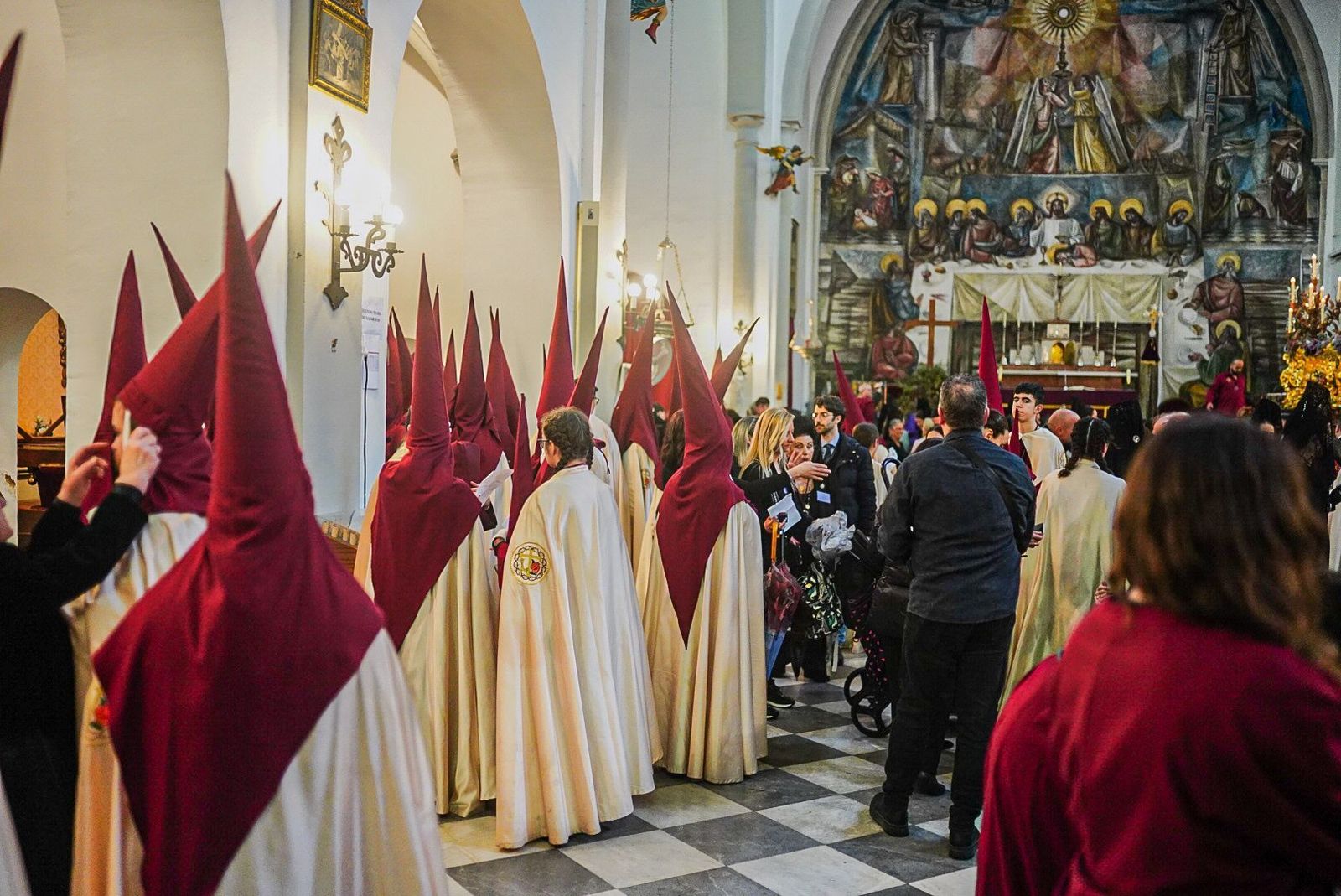 Fotos: Desolación bajo la lluvia en el Zaidín:  Trabajo y Luz suspende su estación de penitencia