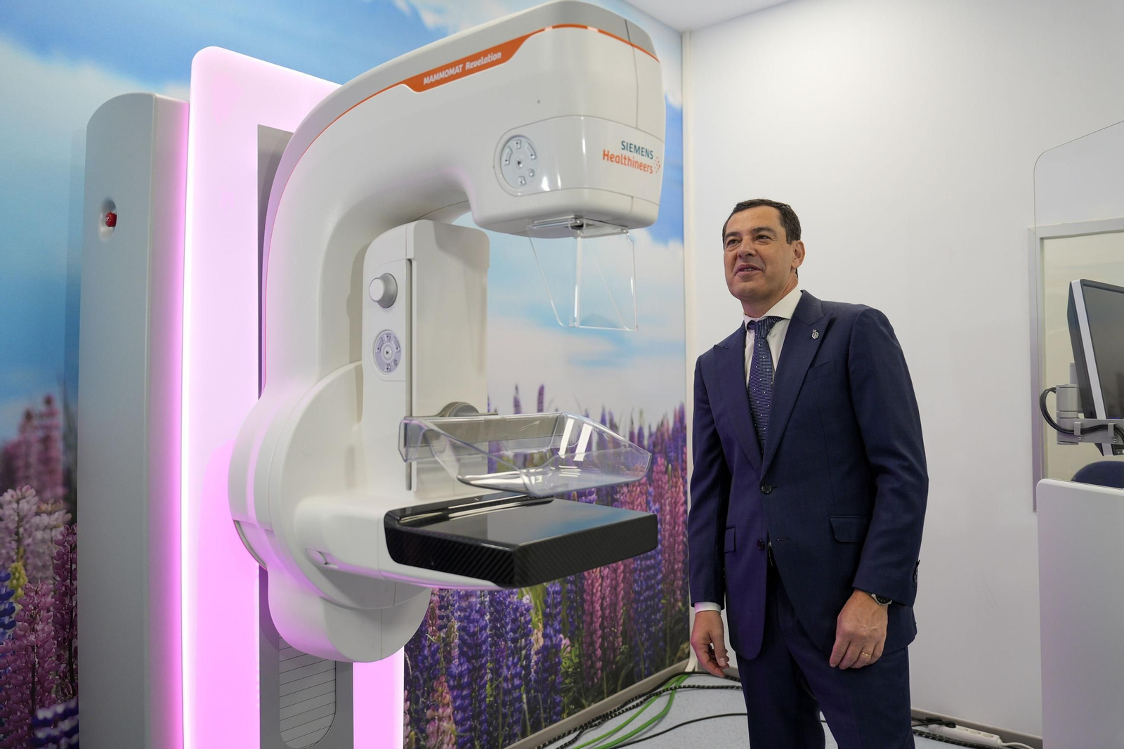 Moreno defiende su gestión sanitaria durante la inauguración de un centro de salud en Marbella.