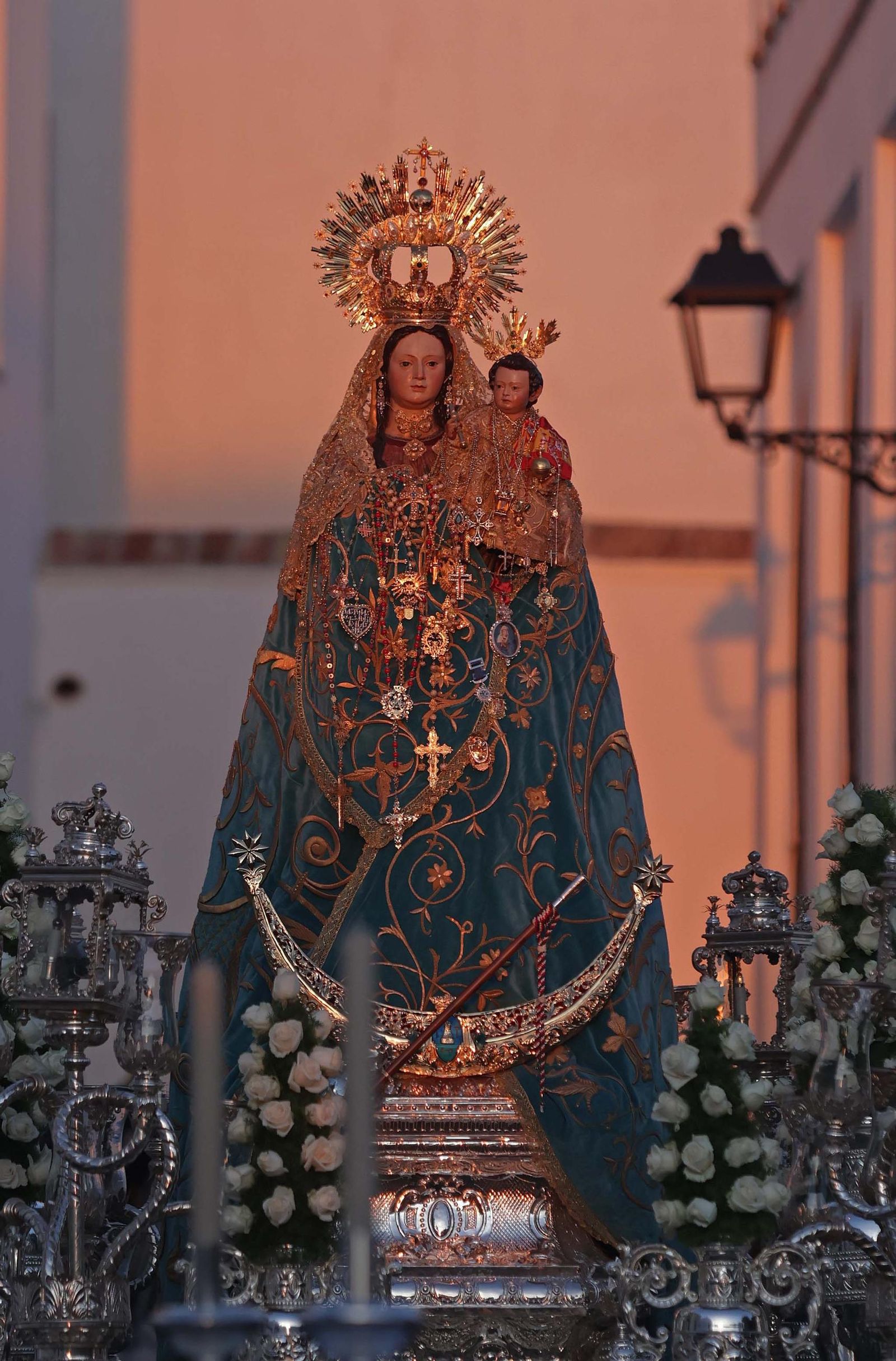 Fotos de la procesión conmemorativa del 275 aniversario del patronazgo de la Virgen de la Luz en Tarifa